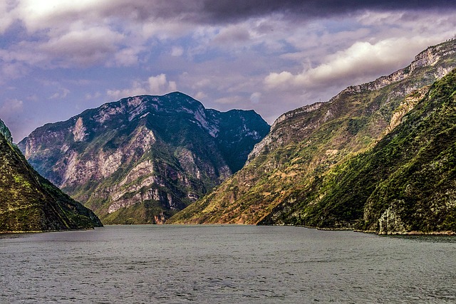 An image of the Yangtze River, the largest river in Asia.